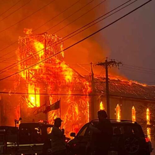 "La comunidad de St-Simon se encuentra devastada tras el incendio que consumió su histórica iglesia este sábado. Ciudadanos como Yvonne Chiasson han expresado su profundo pesar y solidaridad ante la pérdida de este emblemático patrimonio religioso y comunitario. #publimetrosv #Canada #StSimon"