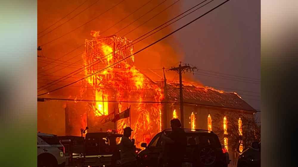"La comunidad de St-Simon se encuentra devastada tras el incendio que consumió su histórica iglesia este sábado. Ciudadanos como Yvonne Chiasson han expresado su profundo pesar y solidaridad ante la pérdida de este emblemático patrimonio religioso y comunitario. #publimetrosv #Canada #StSimon"