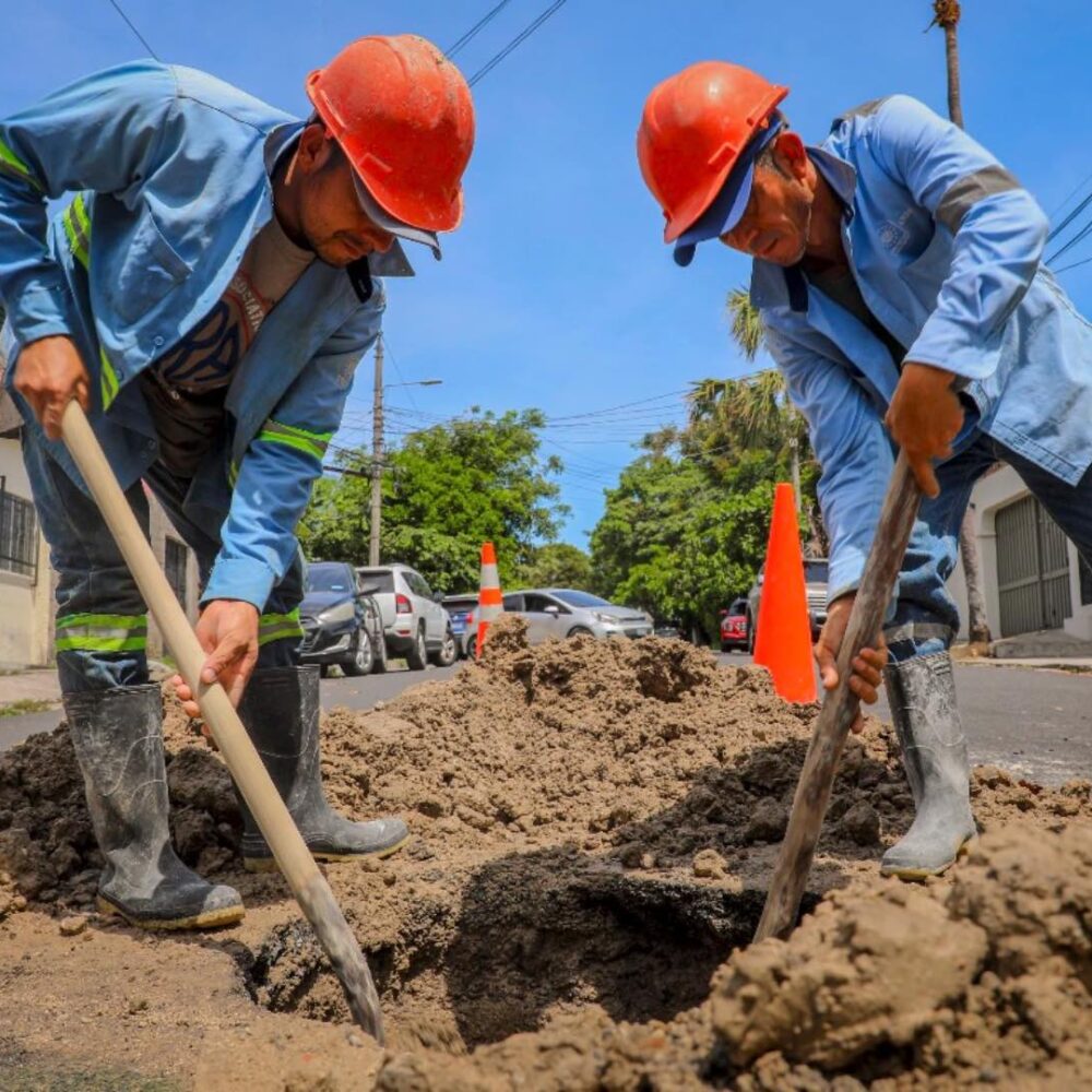 Cuadrillas de la ANDA durante las labores de reparación de tuberías en San Salvador. SDP