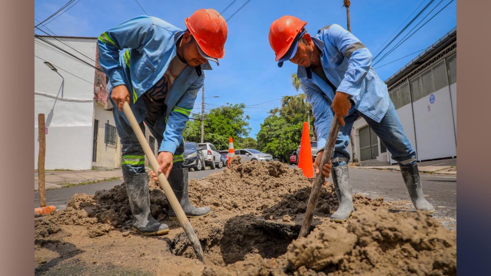 Cuadrillas de la ANDA durante las labores de reparación de tuberías en San Salvador. SDP
