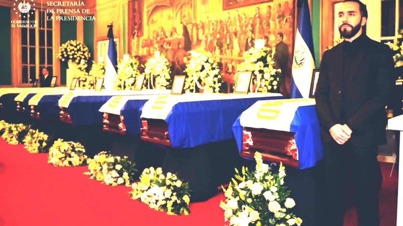 Pie de foto: El presidente Nayib Bukele realizó una guardia de honor durante las honras fúnebres de Mauricio Arriaza Chicas y los demás fallecidos en el accidente aéreo ocurrido el 8 de septiembre de 2024 en Pasaquina, La Unión. Archivo