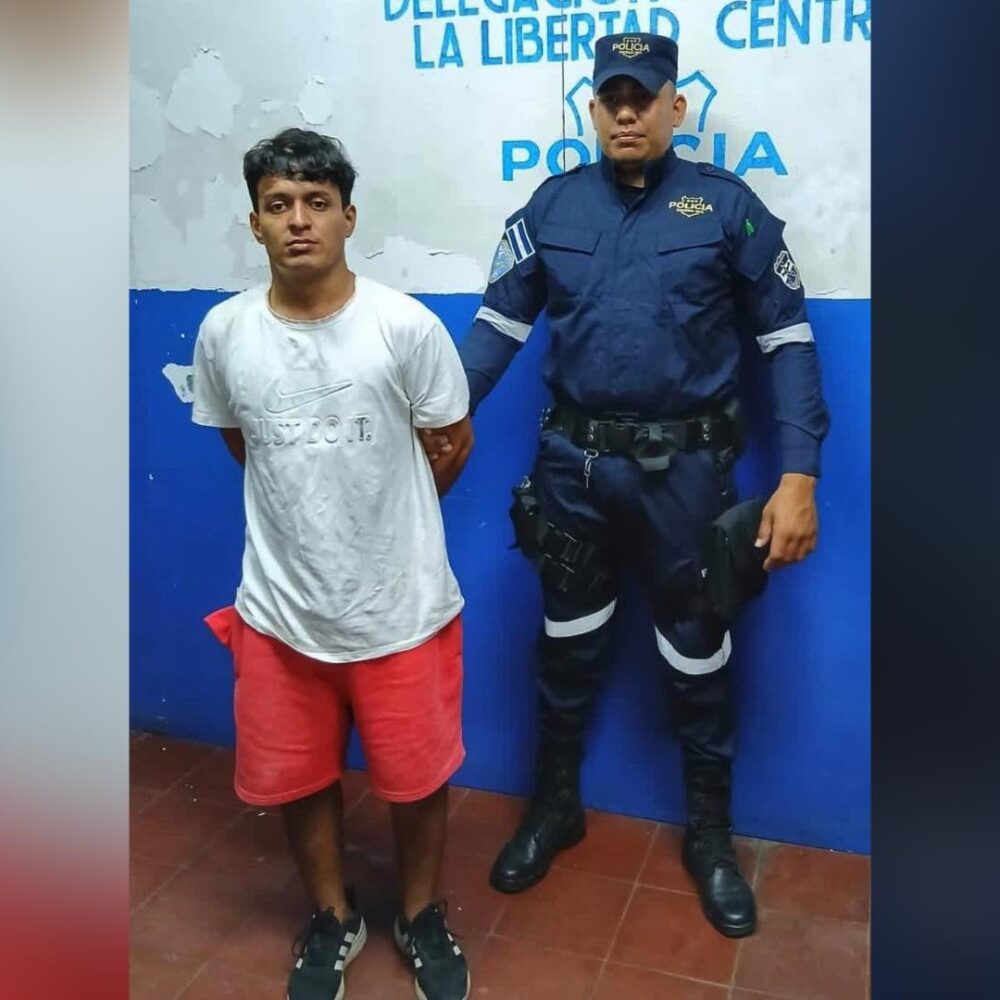 La PNC informó que el conductor habría abandonado el lugar después del accidente en el que murió su acompañante. Foto: PNC.