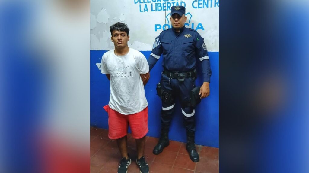La PNC informó que el conductor habría abandonado el lugar después del accidente en el que murió su acompañante. Foto: PNC.