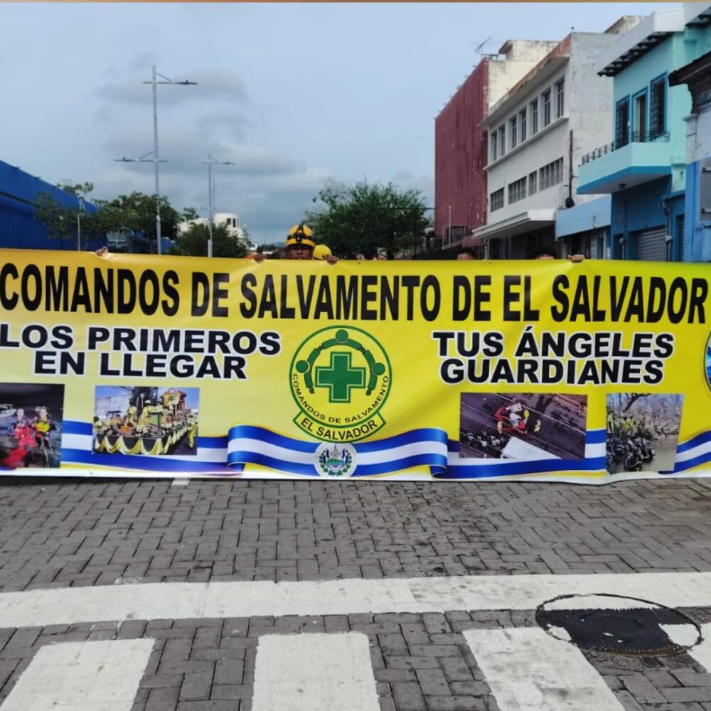 Comandos de Salvamento conmemoró sus 66 años con un desfile de voluntarios y unidades de emergencia por San Salvador. Foto: cortesía.