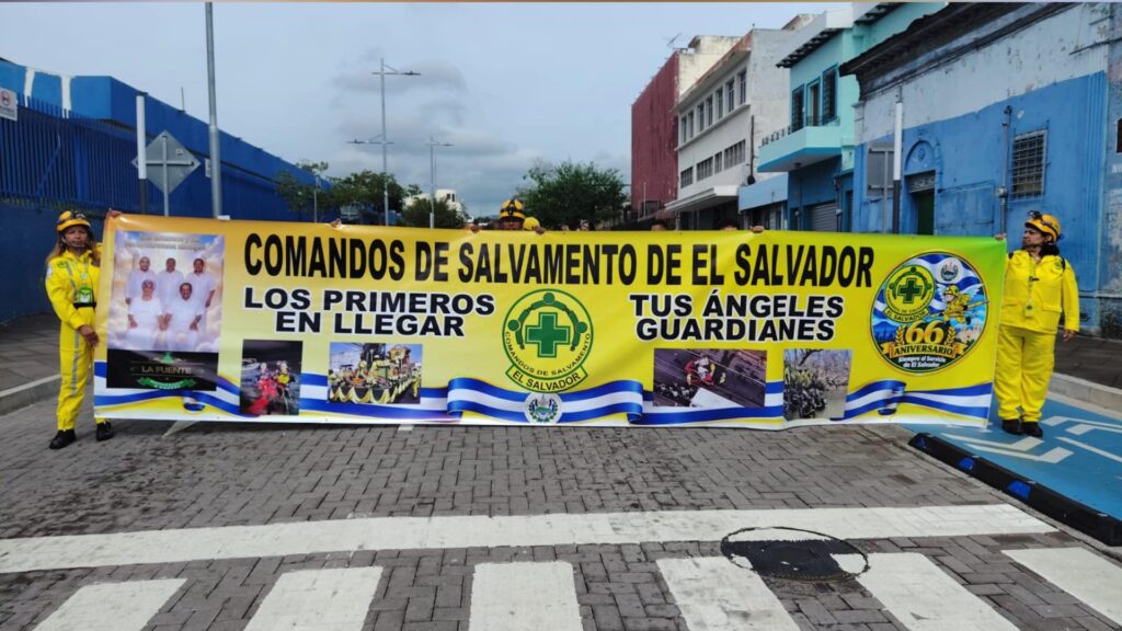 Comandos de Salvamento conmemoró sus 66 años con un desfile de voluntarios y unidades de emergencia por San Salvador. Foto: cortesía.