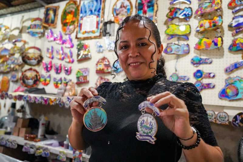 Las banderas, camisas típicas, sombreros, cintas y otros accesorios se vuelven protagonistas en los mercados de San Salvador antes de los desfiles del 15 de septiembre. Cortesía.