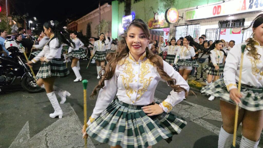 Turistas y familias disfrutan de la agenda cultural y el ambiente festivo en Apaneca durante el Festival de los Farolitos.