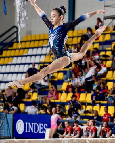 La gimnasia salvadoreña ha conseguido varias preseas durante el campeonato regional que se desarrolla en Ciudad Merliot. Foto: INDES.