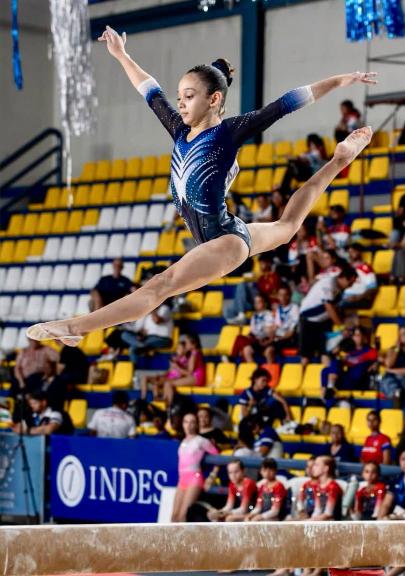 La gimnasia salvadoreña ha conseguido varias preseas durante el campeonato regional que se desarrolla en Ciudad Merliot. Foto: INDES.