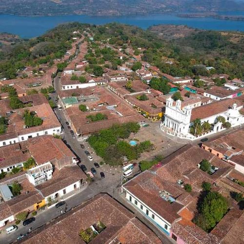 Las calles empedradas, la arquitectura tradicional, el arte y el lago convierten a Suchitoto en uno de los destinos culturales y naturales más completos de El Salvador.