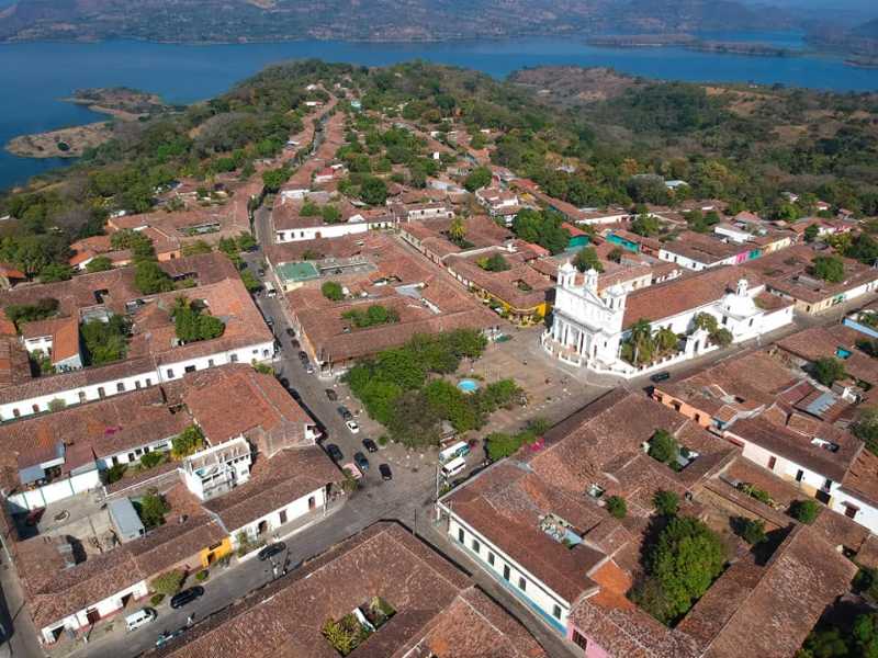 Las calles empedradas, la arquitectura tradicional, el arte y el lago convierten a Suchitoto en uno de los destinos culturales y naturales más completos de El Salvador.