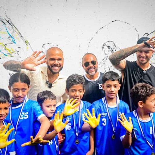 Dani Alves y Mr. Drip compartieron con residentes de Soyapango durante una jornada de fútbol y arte antes de participar en la PedaleadaSV. @SecPrensaSV.