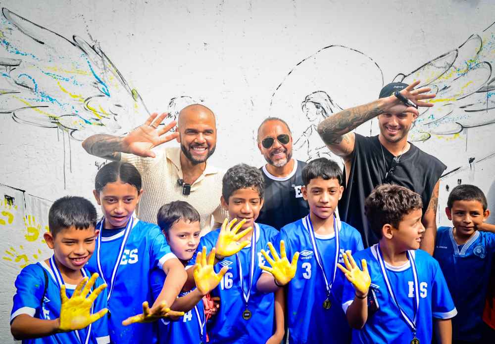 Dani Alves y Mr. Drip compartieron con residentes de Soyapango durante una jornada de fútbol y arte antes de participar en la PedaleadaSV. @SecPrensaSV.