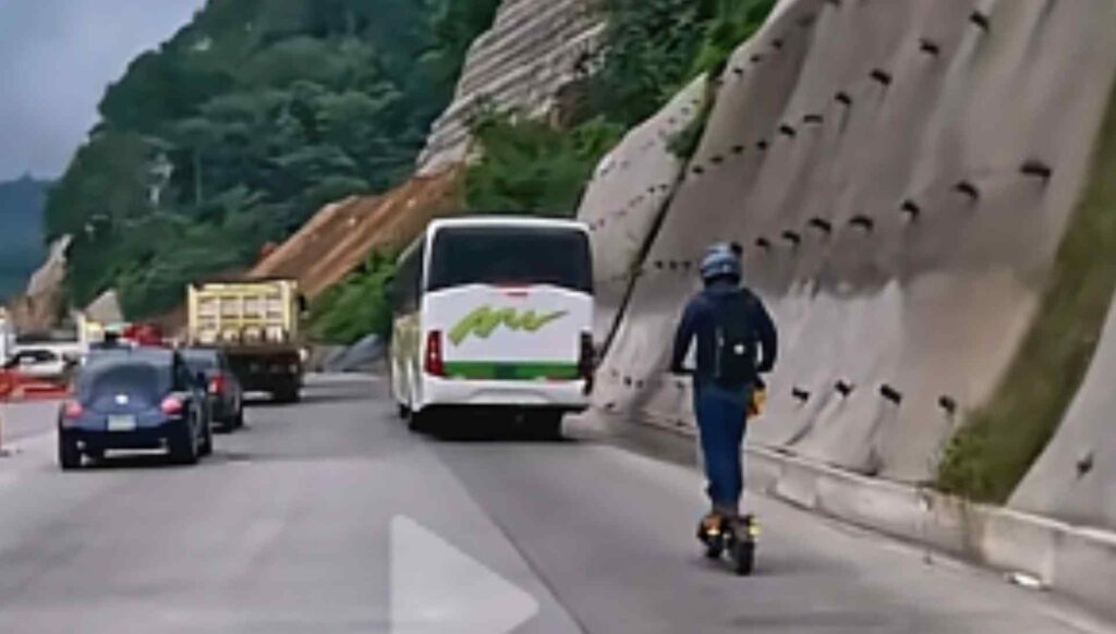 Una persona fue grabada desplazándose en scooter eléctrico entre el tráfico de la carretera Panamericana, en el tramo de Los Chorros. Captura: TikTok/Sin Rumbo SV.