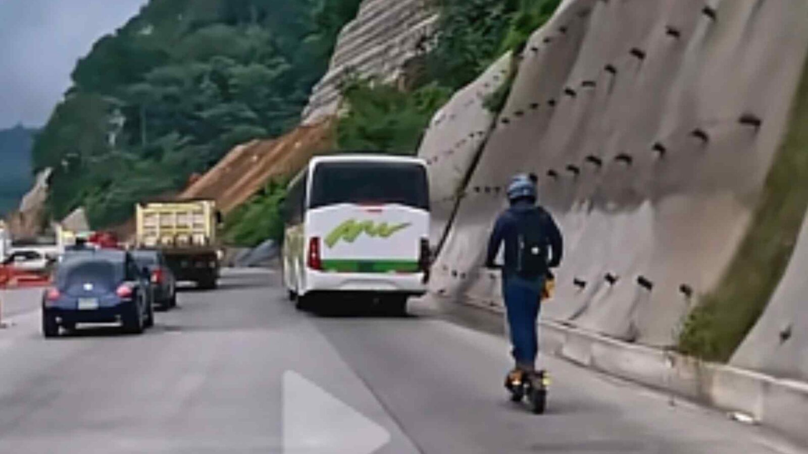 Una persona fue grabada desplazándose en scooter eléctrico entre el tráfico de la carretera Panamericana, en el tramo de Los Chorros. Captura: TikTok/Sin Rumbo SV.