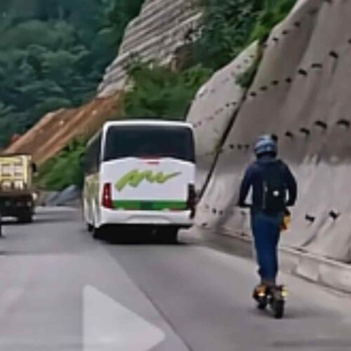 Una persona fue grabada desplazándose en scooter eléctrico entre el tráfico de la carretera Panamericana, en el tramo de Los Chorros. Captura: TikTok/Sin Rumbo SV.