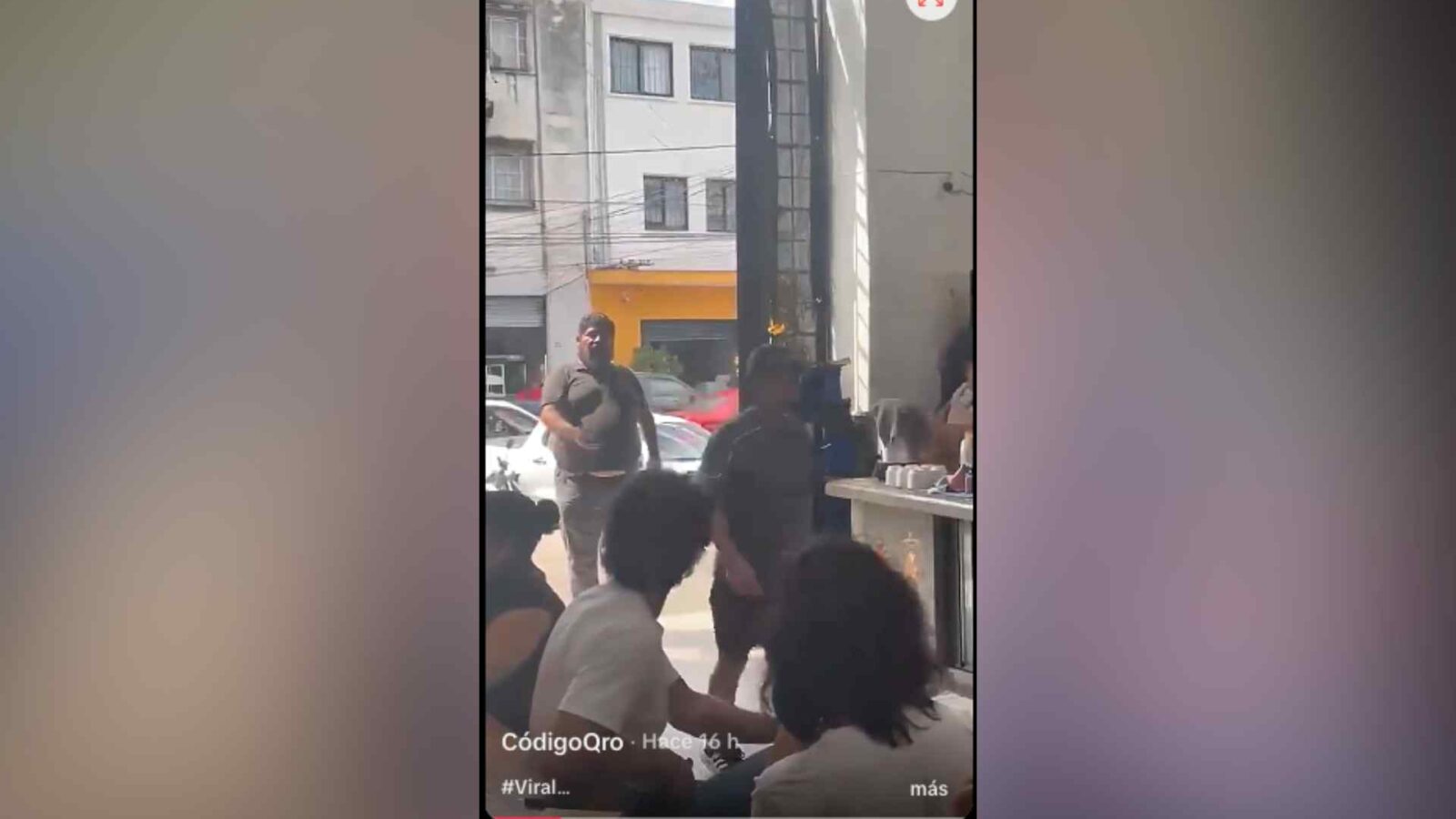 “El Chuyón” interpretó “Nessun dorma” en medio del Mercado IV Centenario de Guadalajara, donde comerciantes aseguran que suele presentarse a cambio de algunas monedas.