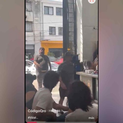 “El Chuyón” interpretó “Nessun dorma” en medio del Mercado IV Centenario de Guadalajara, donde comerciantes aseguran que suele presentarse a cambio de algunas monedas.