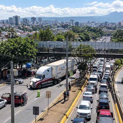 Los bloqueos provocan fuertes complicaciones para circular hacia la Bethania y el Periférico en Ciudad de Guatemala. Ilustración.