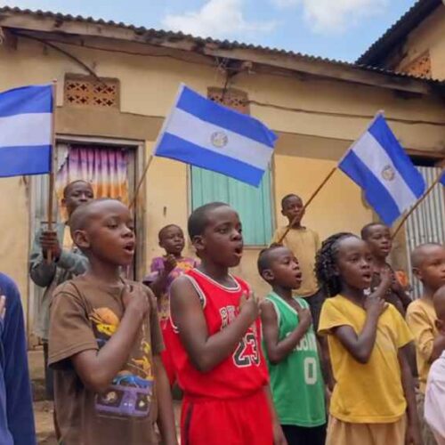 Los Nansana Dance Kids realizaron desde Uganda una representación del Himno Nacional de El Salvador para conmemorar los 205 años de Independencia. Foto: Ilustración.