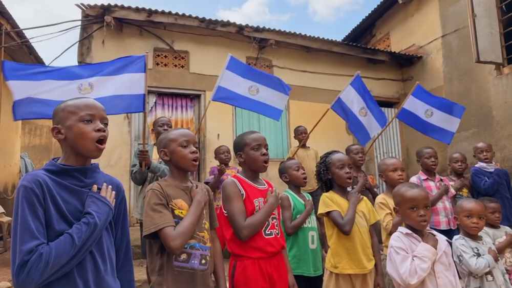 Los Nansana Dance Kids realizaron desde Uganda una representación del Himno Nacional de El Salvador para conmemorar los 205 años de Independencia. Foto: Ilustración.
