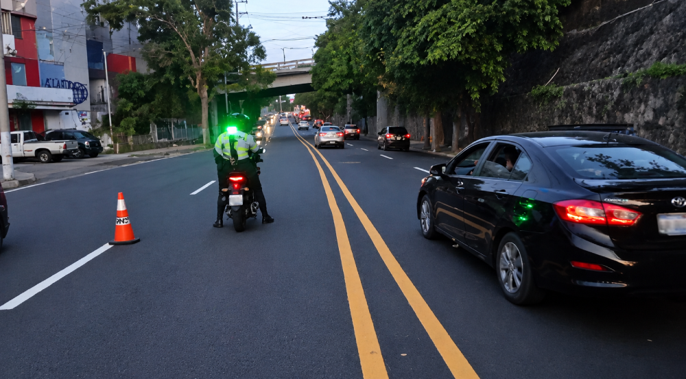 El tráfico hacia San Salvador es gestionado este miércoles con carriles reversibles en varios de los principales corredores del AMSS. Foto: z @PNCSV.