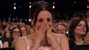 Kaley Cuoco rompió a llorar mientras Tom Pelphrey dedicaba su triunfo en los Emmy a ella, a Matilda y a la segunda hija que esperan. Foto: Ilustración.