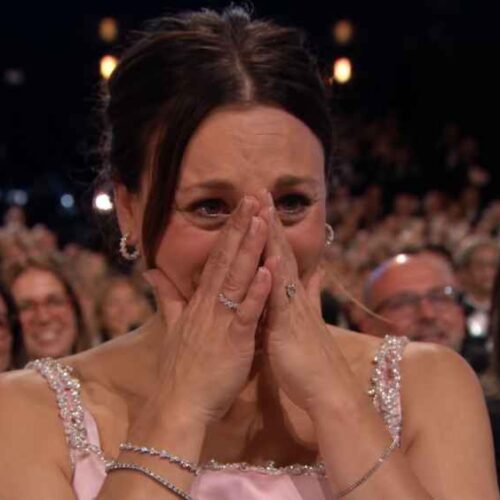 Kaley Cuoco rompió a llorar mientras Tom Pelphrey dedicaba su triunfo en los Emmy a ella, a Matilda y a la segunda hija que esperan. Foto: Ilustración.