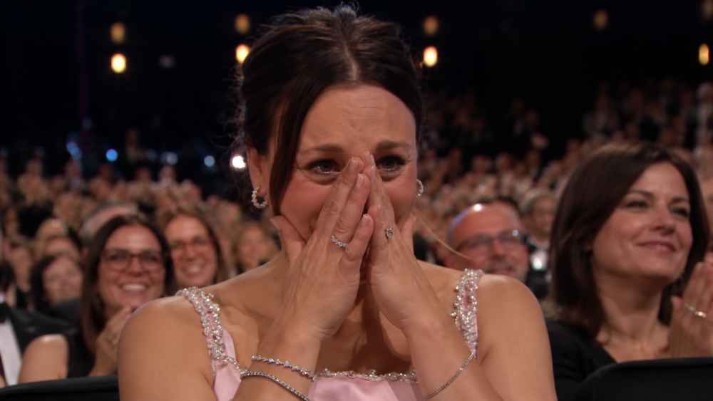 Kaley Cuoco rompió a llorar mientras Tom Pelphrey dedicaba su triunfo en los Emmy a ella, a Matilda y a la segunda hija que esperan. Foto: Ilustración.
