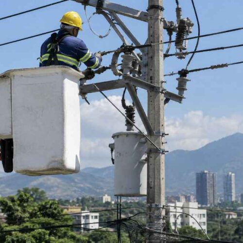 Los cortes de energía programados por AES incluyen este domingo sectores de San Salvador, La Libertad y San Miguel por trabajos en la red eléctrica. Foto: Ilustración.