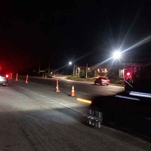 Tráfico durante la hora pico en El Salvador: el VMT utiliza carriles reversibles y gestores para facilitar la circulación en corredores de alta demanda. Foto: @VMT.