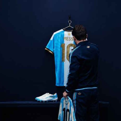 Lionel Messi presentó la camiseta especial que utilizará en su último partido con Argentina, el próximo 6 de octubre ante Benín. Foto: Captura de pantalla / Ilustración.