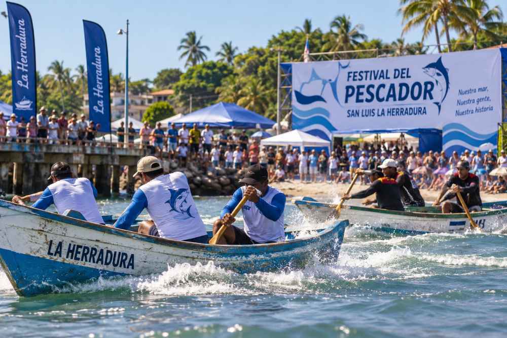 Las carreras de cayucos serán uno de los atractivos del Festival del Pescador en San Luis La Herradura. Foto: Ilustración.