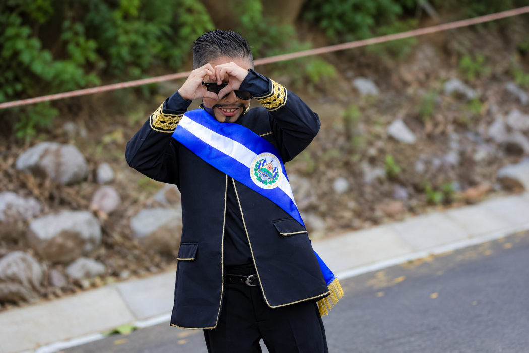 Steven Mateo Olivares Campos durante su participación en el Desfile Nacional de Primera Infancia. Foto: @SecPrensaSV / Ilustración.