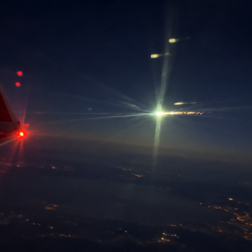 Objeto luminoso captado desde la ventanilla de un avión en pleno vuelo. Foto: Captura de pantalla.