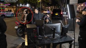 El streamer colombiano La Piquiña instaló computadoras y monitores en una calle de Cali cuando ocurrió el aparente intento de robo durante su transmisión. Captura de pantalla.