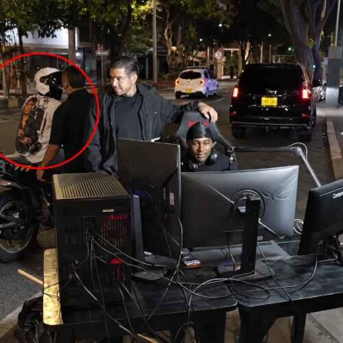 El streamer colombiano La Piquiña instaló computadoras y monitores en una calle de Cali cuando ocurrió el aparente intento de robo durante su transmisión. Captura de pantalla.