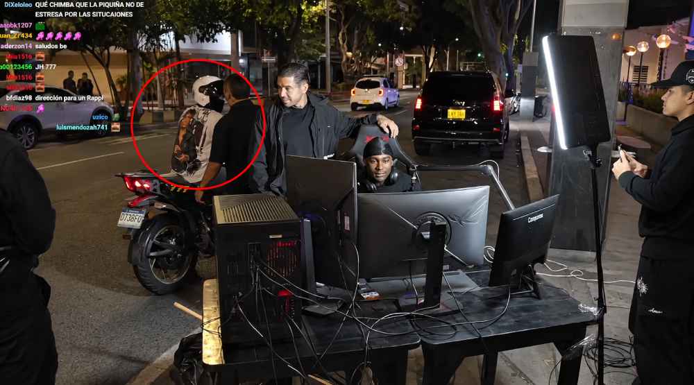 El streamer colombiano La Piquiña instaló computadoras y monitores en una calle de Cali cuando ocurrió el aparente intento de robo durante su transmisión. Captura de pantalla.