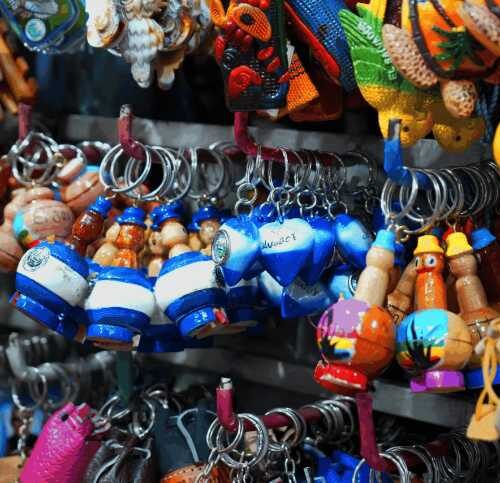 Las banderas, camisas típicas, sombreros, cintas y otros accesorios se vuelven protagonistas en los mercados de San Salvador antes de los desfiles del 15 de septiembre. Cortesía.