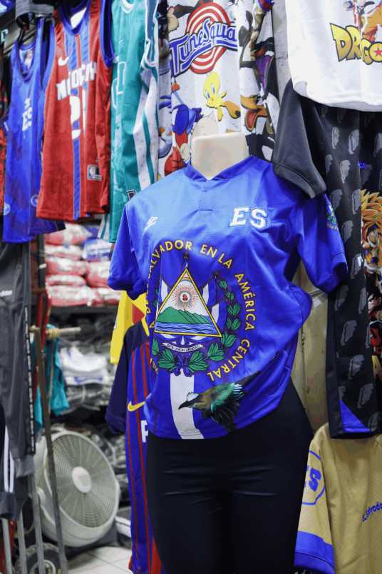 Las banderas, camisas típicas, sombreros, cintas y otros accesorios se vuelven protagonistas en los mercados de San Salvador antes de los desfiles del 15 de septiembre. Cortesía.