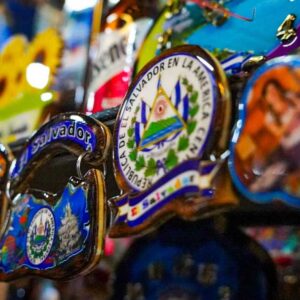 Las banderas, camisas típicas, sombreros, cintas y otros accesorios se vuelven protagonistas en los mercados de San Salvador antes de los desfiles del 15 de septiembre. Cortesía.