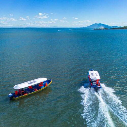 El Lago de Ilopango permite vivir la experiencia de navegar, nadar o practicar deportes acuáticos dentro de un paisaje de origen volcánico. MITUR