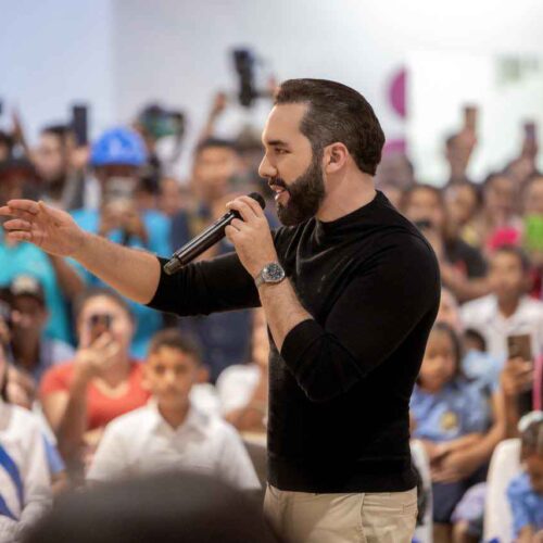 Bukele anunció que el renovado centro escolar de Los Toles incorporará desde el 16 de septiembre el nuevo sistema de educación con internet, computadoras y tutores de inteligencia artificial. Casa Presidencial