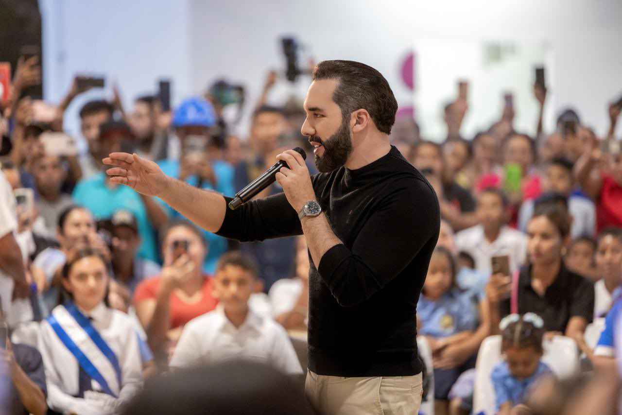 Bukele anunció que el renovado centro escolar de Los Toles incorporará desde el 16 de septiembre el nuevo sistema de educación con internet, computadoras y tutores de inteligencia artificial. Casa Presidencial