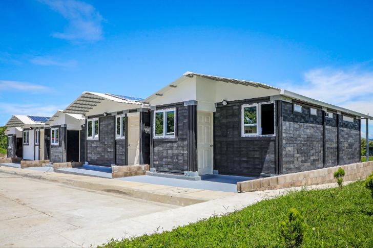 Vivienda prueba cinco casas elaboradas con plástico reciclado y equipadas con paneles solares en El Salvador. Cortesía.
