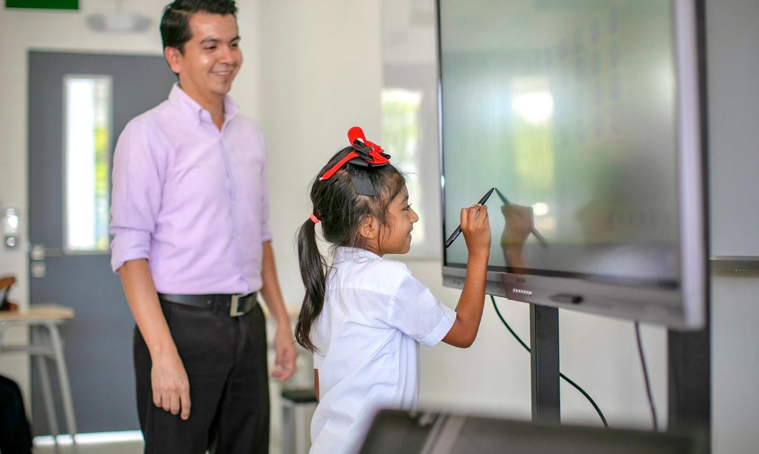 El Centro Escolar Cantón Los Toles se convirtió, según el presidente Nayib Bukele, en la escuela número 1,001 incorporada al programa educativo con tutores de IA.