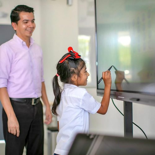 El Centro Escolar Cantón Los Toles se convirtió, según el presidente Nayib Bukele, en la escuela número 1,001 incorporada al programa educativo con tutores de IA.