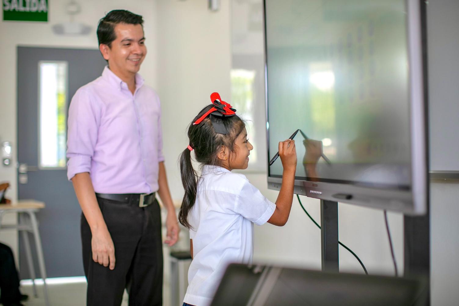 El Centro Escolar Cantón Los Toles se convirtió, según el presidente Nayib Bukele, en la escuela número 1,001 incorporada al programa educativo con tutores de IA.