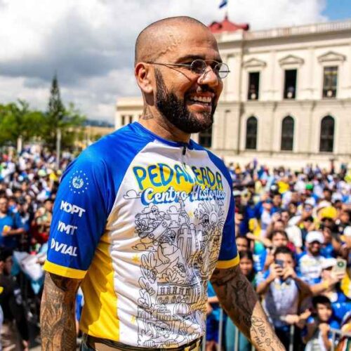 Alves compartió con participantes de la PedaleadaSV frente al Palacio Nacional, en el Centro Histórico de San Salvador. Foto: SecPrensaSV.