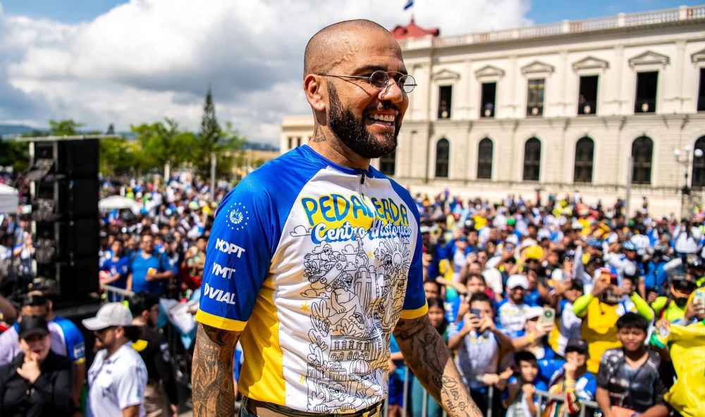Alves compartió con participantes de la PedaleadaSV frente al Palacio Nacional, en el Centro Histórico de San Salvador. Foto: SecPrensaSV.